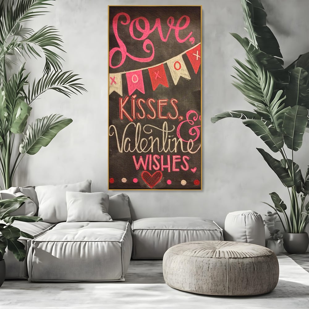 Tablou canvas cu tablou canvas cu mesaj de dragoste scris cu creta, in rama de aluminiu auriu, pe perete intr-un living